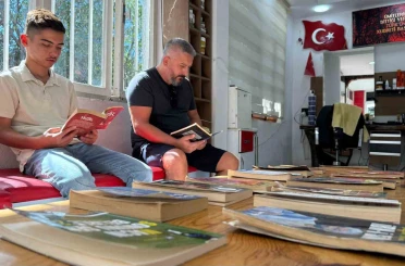Berber dükkanını kütüphaneye çevirdi: Müşteriler sıra beklerken kitap okuyor 