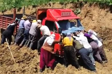 Berivanlar çamura saplanan kamyoneti itekleyerek kurtardı 