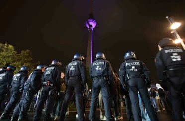 Berlin’de Filistin’e destek gösterisinde polisten sert müdahale