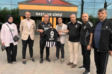 Beşiktaşlılardan saldırıda yaralanan öğrenci Mustafa Aslan’a anlamlı ziyaret 