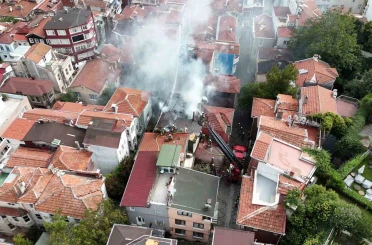 Beşiktaş’ta alevlere teslim olan 4 katlı ahşap bina çöktü: Yangın yan binaya sıçradı 