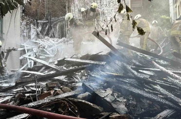 Beşiktaş’ta alevlere teslim olan 4 katlı ahşap binadan geriye enkaz kaldı 