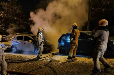 Beşiktaş’ta park halindeki 4 otomobil alev alev yandı 