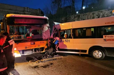 Beşiktaş’ta servis minibüsüyle İETT otobüsü kafa kafaya çarpıştı: 2 yaralı 