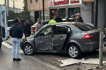 Beton direğe çarpan otomobil sürücüsü yaralandı