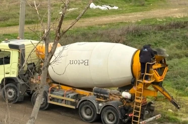 Beton mikseri boş araziye atık döktü iddiası 