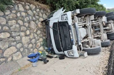 Beton mikseri devrildi: 1 ağır yaralı 