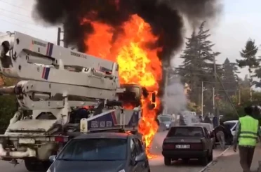 Beton pompası alev alev yandı, 2 otomobil zarar gördü