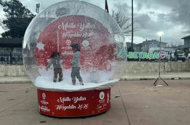Beyağaçlılar yılbaşı hatıralarını dev kar küresiyle ölümsüzleşiyor 
