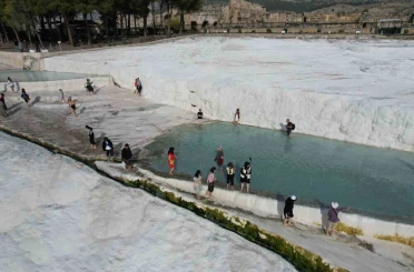 Beyaz cennet Pamukkale, Asya ülkelerinden gelen turistlerin yoğun ilgisini çekiyor 