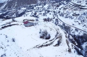 Beyaza bürünen 2 bin rakımdaki mahalleler havadan görüntülendi 