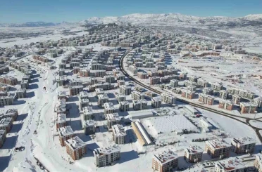 Beyaza bürünen İndere konutları depremzedelere sıcak yuva oldu 