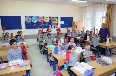 Beykoz Belediyesi’nden 30 bin öğrenciye kalem kutusu seti ve bin 777 öğrenciye nakdi yardım
