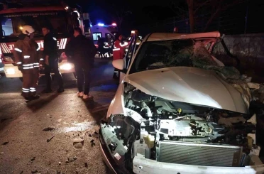Beykoz’da servis minibüsü ile otomobil çarpıştı: 1’i ağır 12 yaralı 