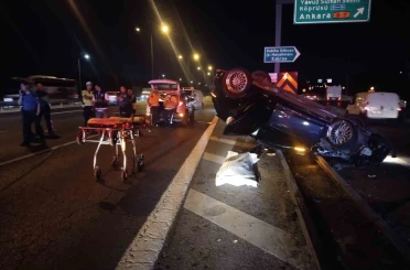 Beykoz’da TEM Otoyolu’nda panelvana çarpan otomobil bariyere saplandı: 1 ölü, 2 yaralı 