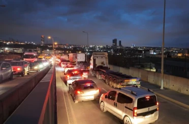 Beylikdüzü Ambarlı’da eylem yapan tır şoförleri nedeniyle trafik durma noktasına geldi 