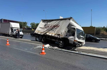 Beylikdüzü E-5’te trafiği kilitleyen kaza 
