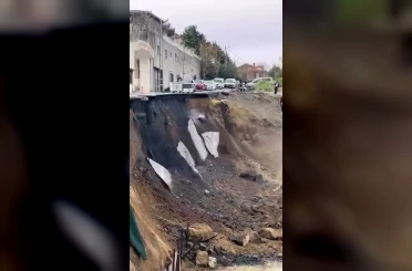 Beylikdüzü’nde bina inşaatının yapıldığı yolda göçme 