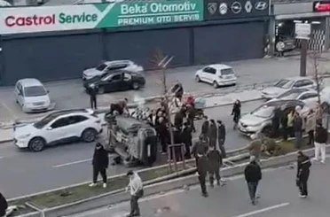 Beylikdüzü’nde direğe çarpan araç takla attı 