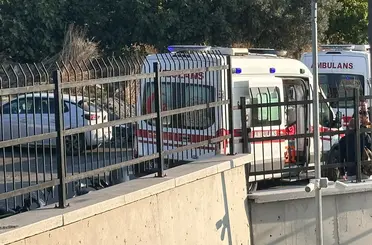 Beylikdüzü’nde lise önünde 2 öğrenciye çarpan araç kaçtı
