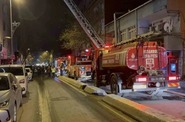 Beyoğlu’nda 4 katlı iş yerinde yangın 