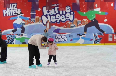 Beyoğlu’nda çocuklara karne hediyesi ücretsiz buz pisti 