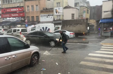 Beyoğlu’nda esnaftan su baskınlarına karşı kum torbalı önlem 