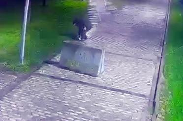 Beyoğlu’nda parkta düşürülen telefonu çaldı, o anlar kamerada 