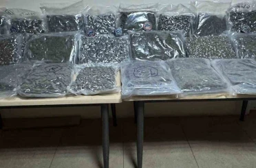 Beyoğlu’nda polisin ‘dur’ ihtarına uymayan motosikletli silahını çöpe sakladı: O anlar kamerada 