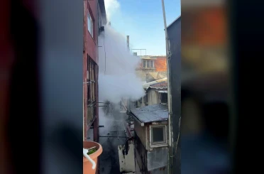 Beyoğlu’nda yangında mahsur kalan 2 kişi itfaiye ekiplerince kurtarıldı 