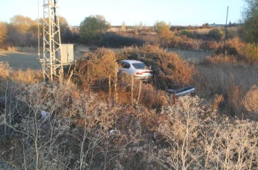 Beyşehir’de otomobil araziye savruldu: 2 yaralı