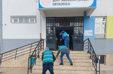 Beyşehir’de yükümlüler ara tatilde okulları temizledi