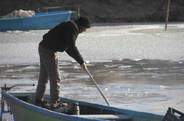 Beyşehir Gölü’nde balıkçıların buzla imtihanı 