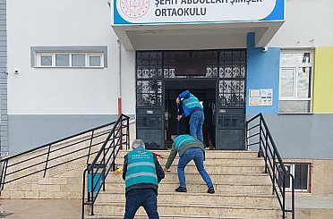 Beyşehir’de yükümlüler ara tatilde okulları temizledi 