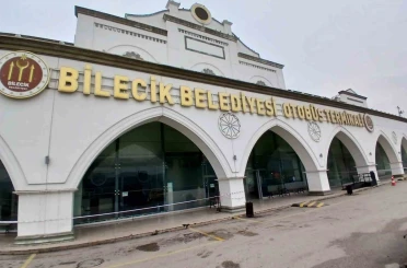 Bilecik Şehirlerarası Otobüs Terminali’nde tavan akıyor, yolcular soğuktan donyor 