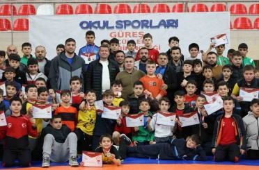 Bilecik’te 400 sporcu minderde ter döktü 