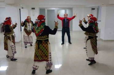 Bilecik’te 45 yıldır halk oyunu öğretiyor 