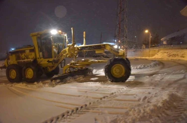Bilecik’te belediye ekiplerinin sabaha saatlerinde yoğun kar mesaisi 