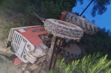 Bilecik’te devrilen traktörün sürücü yaralandı 