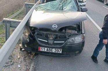 Bilecik’te kontrolden çıkan otomobil bariyerlere çarptı: 1 yaralı 