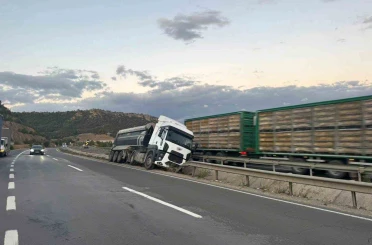 Bilecik’te kontrolden çıkan tır orta refüje çarparken, sürücüsü yaralandı 