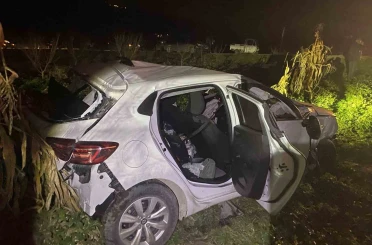 Bilecik’te otomobil tırlara çarptı: 2 yaralı 