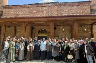 Bilecik’te Şeyh Edebali Türbesi’ni hiç ziyaret etmemiş yaşlılara öğrenciler eşlik etti 