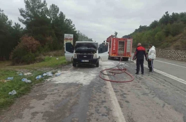 Bilecik’te seyir halindeki ticari araç bir anda alev aldı 