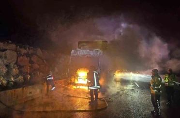 Bilecik’te seyir halindeki tır bir anda alev aldı 