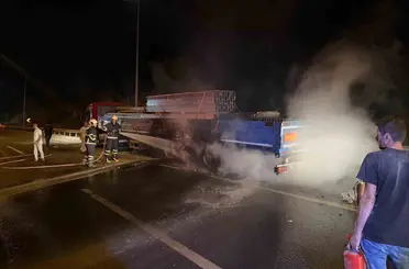 Bilecik’te seyir halindeki tırın lastiği tutuştu
