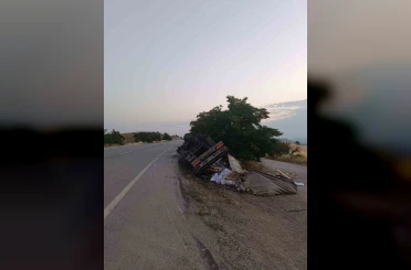Bilecik’te yan yatan tırın sürücüsü yaralandı 