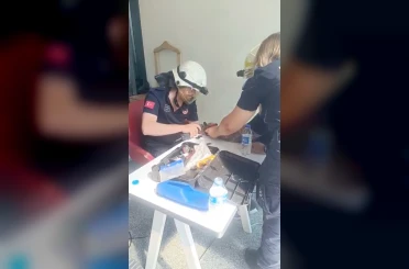 Bileğinde sıkışan kelepçe itfaiyenin müdahalesiyle çıkartıldı 