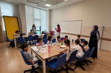 Bilim Atölyesi’nde çocuklar uygulamalı deneylerde bir arada 