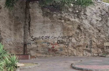 Bilinçsiz gençler üstüne aşklarını yazmıştı, 600 yıllık kaya kitabeye koruma örtüsü 